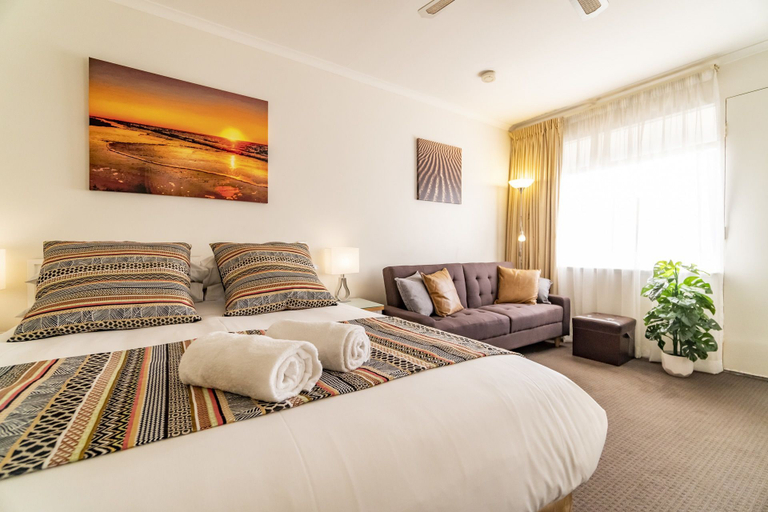 Bedroom 1, Ocean Sunset Glenelg Central Studio Apt, Adelaide