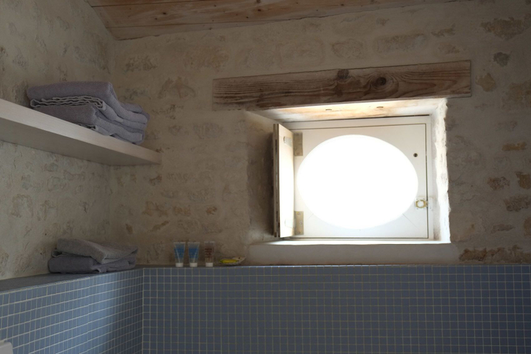 Bathroom 4, Hôtel Le Sénéchal, Charente-Maritime