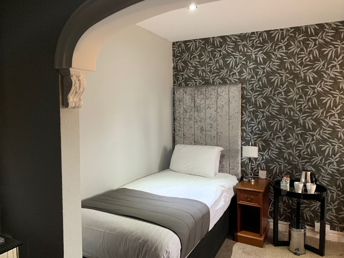 Bedroom 3, Barons Court Hotel, Walsall