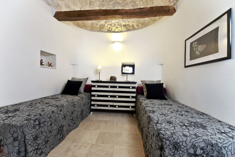 Bedroom 2, Trulli Paparale, Bari
