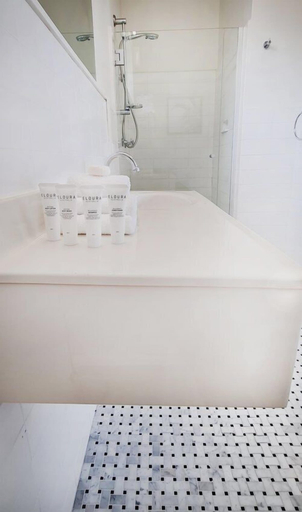 Bathroom 5, The Oriana Orange - Retro Hotel & Resort, Orange