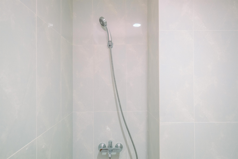 Bathroom 5, Minimalist Studio Room at Evenciio Margonda Apartment By Travelio, Depok