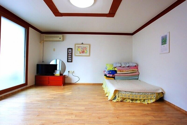 Bedroom 3, Yeongheungdo Seayard Pension, Ongjin