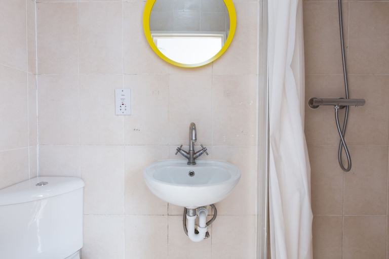 Bathroom 4, Wimbledon South by Allô Housing, London