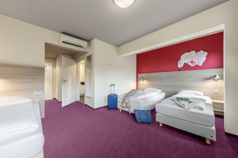 Bedroom 4, Serways Hotel Heiligenroth, Westerwaldkreis