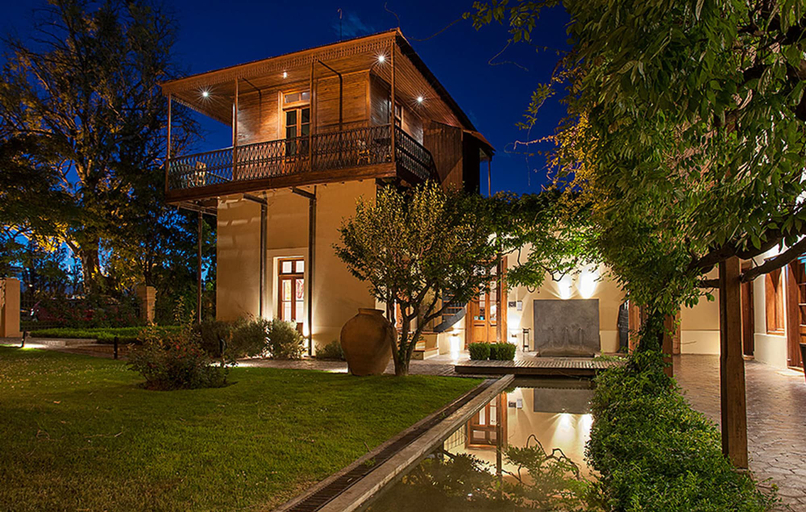 Exterior & Views