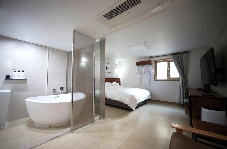 Bedroom 4, Hotel You&I, Nam