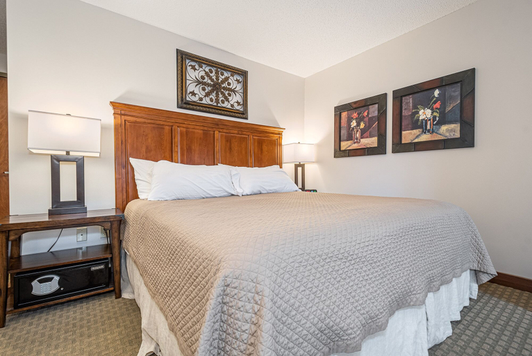 Bedroom 2, Suites at Silver Tree A123, Garrett