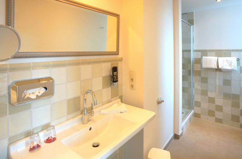 Bathroom 5, Golfhotel Kaiserin Elisabeth, Starnberg