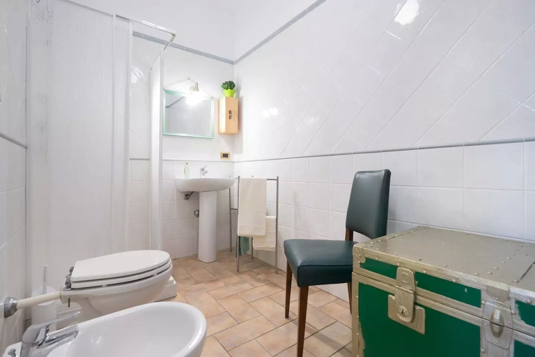 Bathroom 5, Esagono Monello, Syracuse