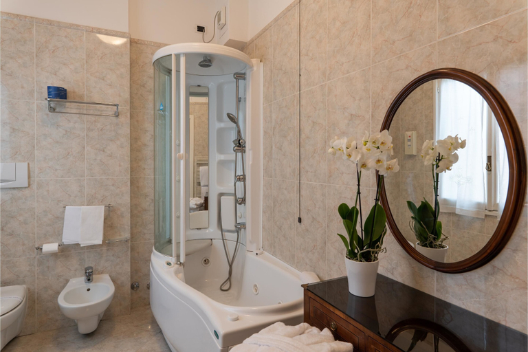 Bathroom 5, Phi Hotel Canalgrande, Modena