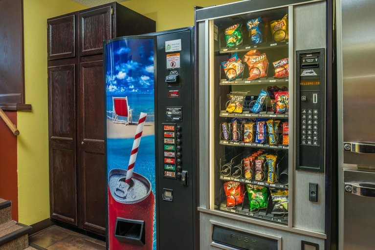 Food & Drinks 5, Super 8 by Wyndham Lincoln West, Lancaster