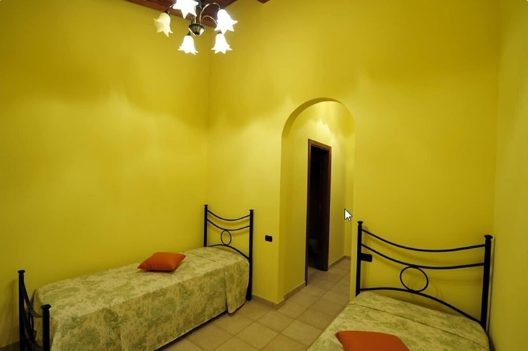 Bedroom 2, B & B Casale Frezzini, L'Aquila