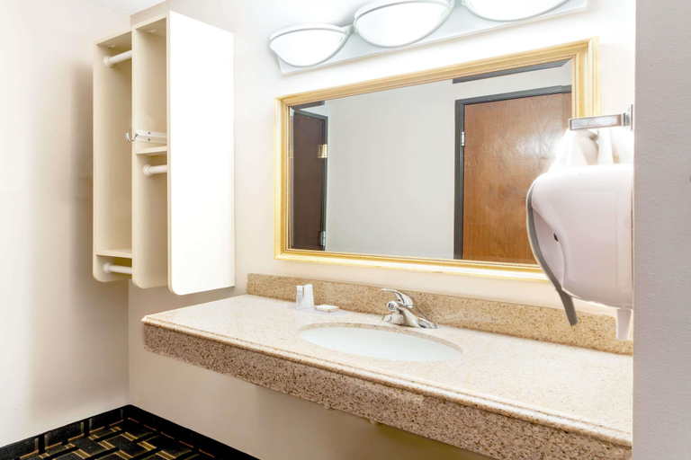 Bathroom 4, Baymont by Wyndham Memphis East, Shelby
