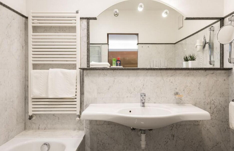 Bathroom 5, Haus am Hang, Bolzano