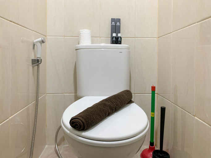 Bathroom 5, Minimalist Studio at 20th Floor Osaka Riverview PIK 2 Apartment By Travelio, Tangerang