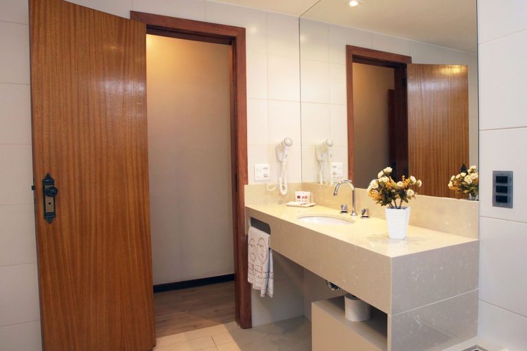 Bathroom 4, Mengo Palace Hotel, Rio de Janeiro