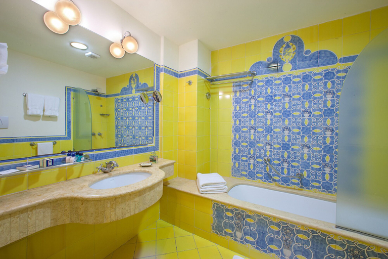 Bathroom 5, Grand Hotel La Pace, Napoli