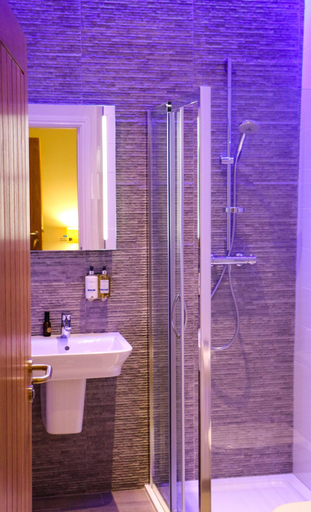 Bathroom 5, The Victory at Mersea, Essex