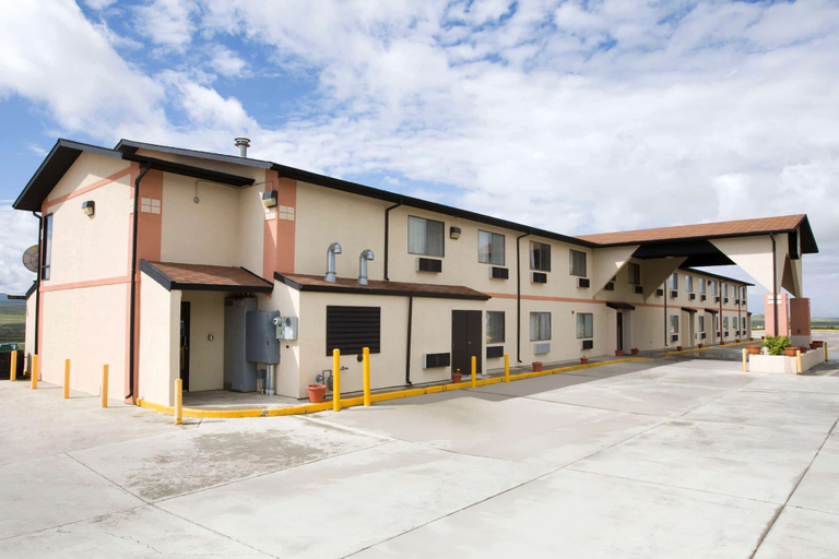 Exterior & Views 2, Super 8 by Wyndham Rawlins, Carbon
