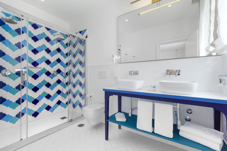 Bathroom 5, Alimuri Bay Resort, Napoli