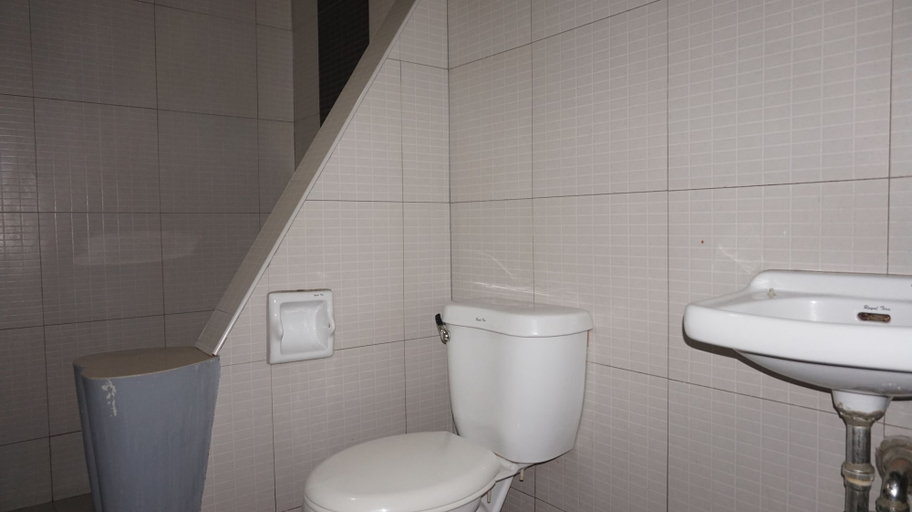 Bathroom 4, Harts Hotel Quezon City, Quezon City