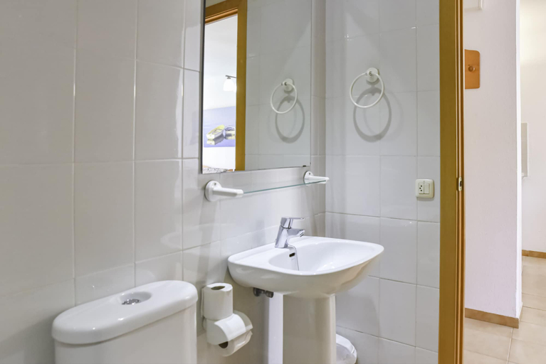 Bathroom 4, Apartaments Comte d'Empuries, Girona
