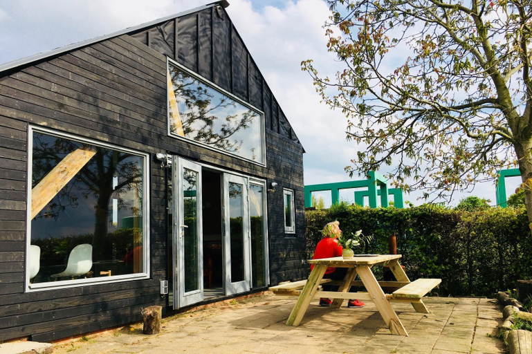 Exterior & Views 2, In het huis van Jo Daggert, Voorst