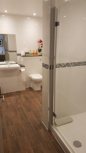 Bathroom 5, Stone House Hotel, Staffordshire