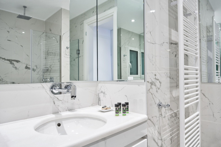 Bathroom 4, Elite Living 2bd Apt next to Hilton-Ilisia Park, Attica