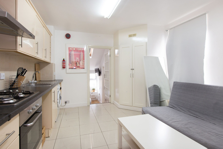 Others 5, Wimbledon South by Allô Housing, London