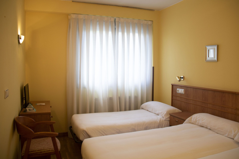 Bedroom 4, Alda Estación Oviedo, Asturias