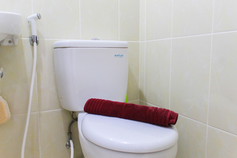 Bathroom 3, Comfortable and Classic Studio Apartment at M-Town Residence By Travelio, Tangerang