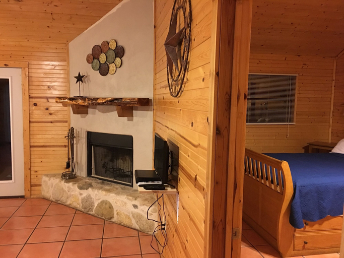 Bedroom 3, Frio Springs Lodges, Real