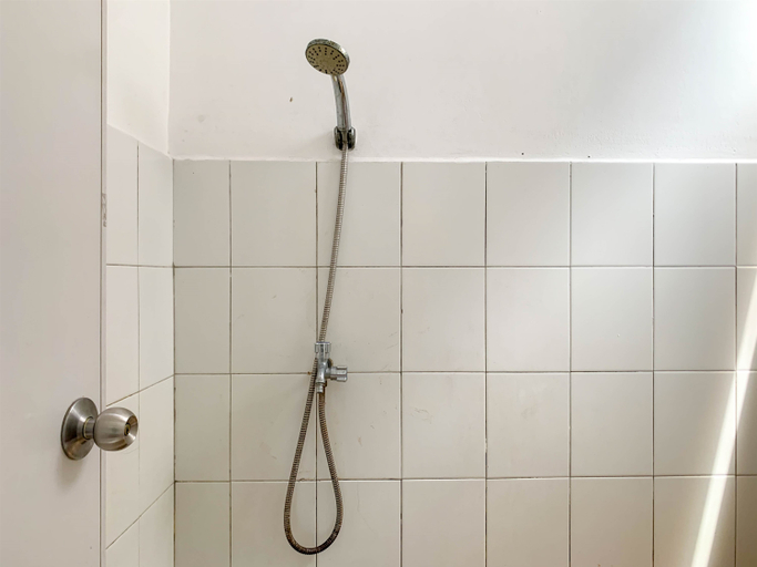 Bathroom 5, Cozy 2BR at Delta Cakung Apartment By Travelio, East Jakarta