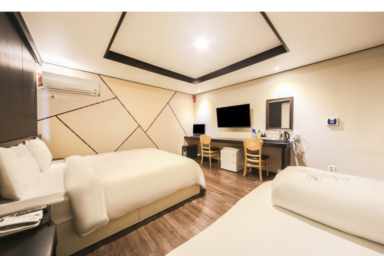 Bedroom 4, Elysee Hotel, Jung