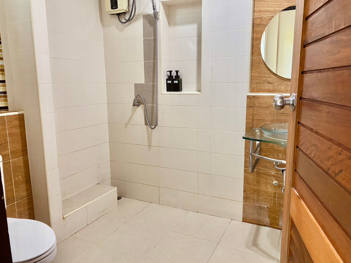 Bathroom 5, Tachang Airport Hotel, Khlong Hoi Kong