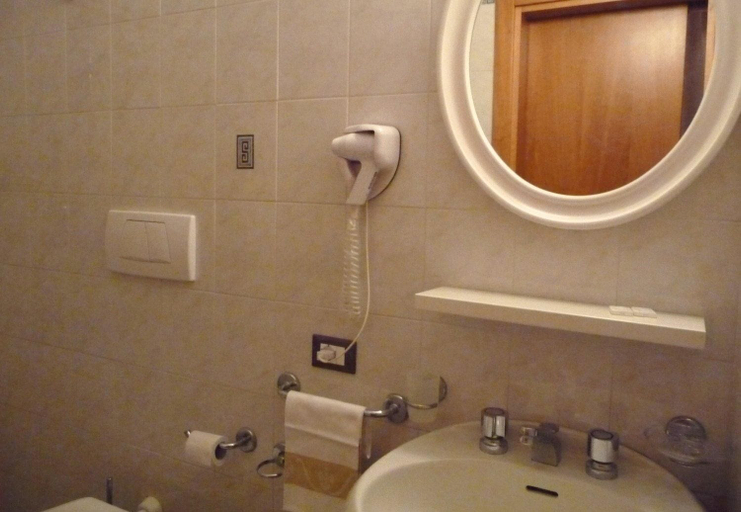 Bathroom 4, Hotel Venezia, Pistoia