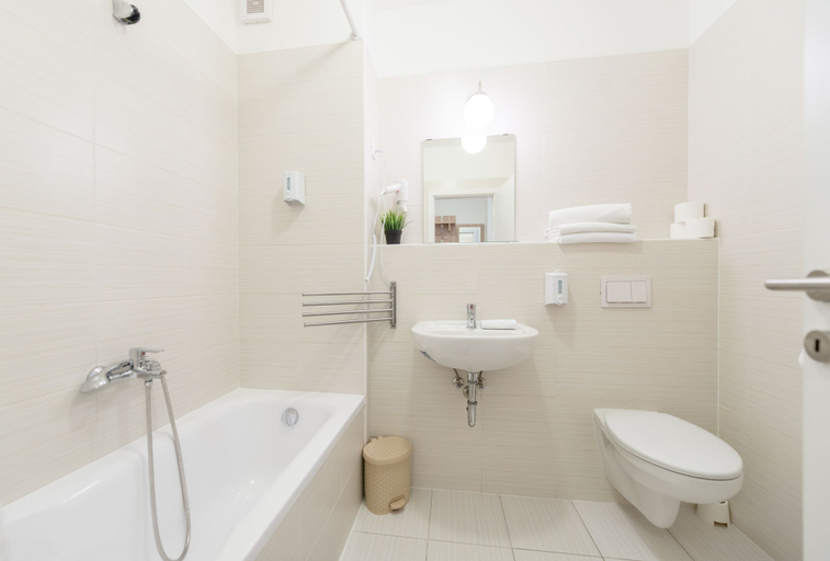 Bathroom 5, Prince Apartments, Budapesti