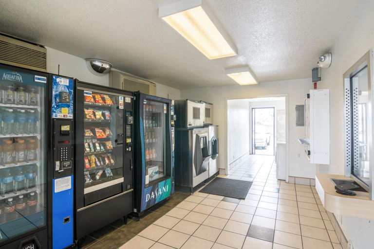 Food & Drinks 5, Motel 6 Ventura Beach, Ventura
