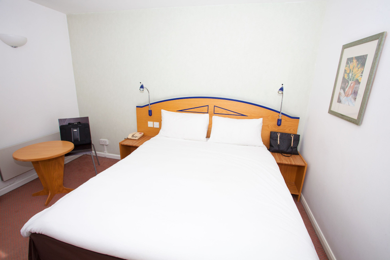 Bedroom 2, ibis Cardiff Gate - International Business Park, Cardiff