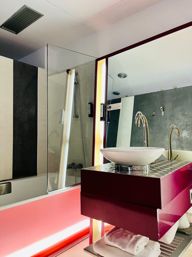 Bathroom 4, Hotel Le Dormeur du Val, Ardennes