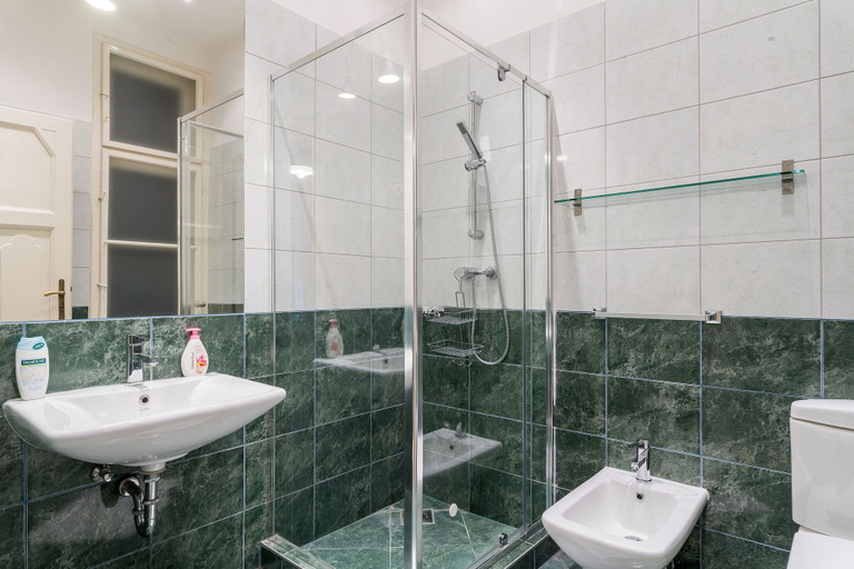 Bathroom 5, Akacfa 18 Apartment, Budapesti