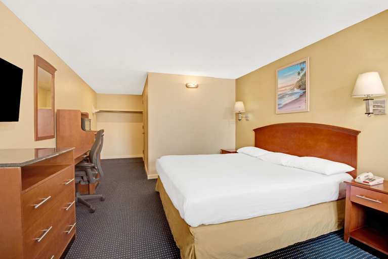 Bedroom 3, Super 8 by Wyndham Milford/New Haven, New Haven