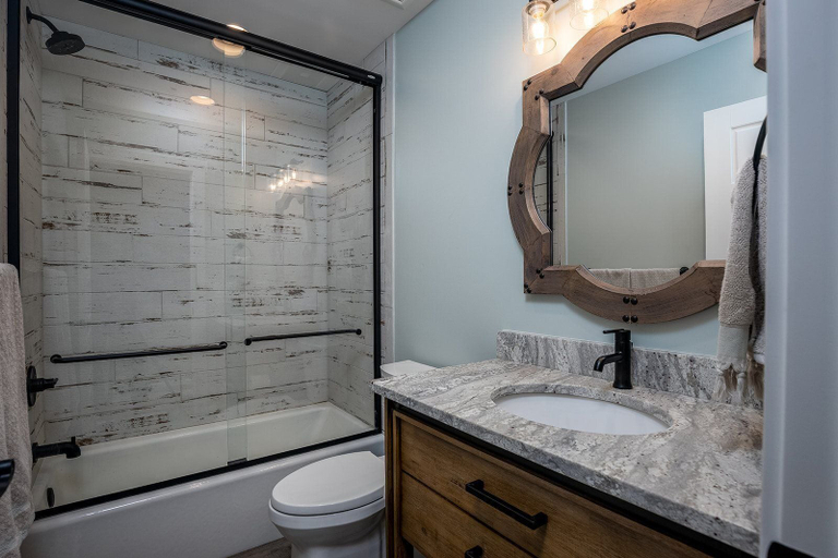 Bathroom 3, Hook, Wine, & Sinker, La Salle