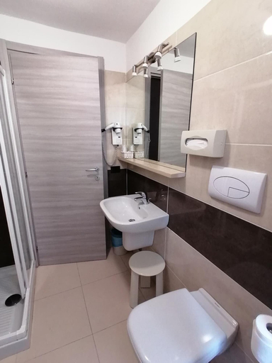 Bathroom 5, Olympic Palace, Trento