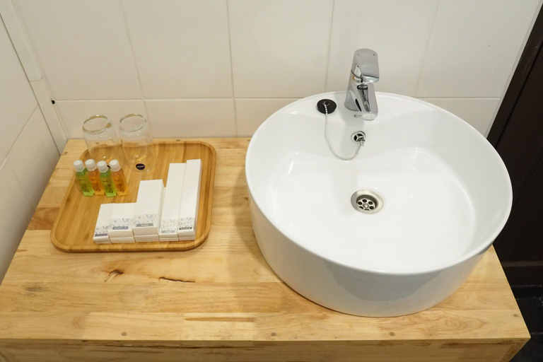 Bathroom 3, Hinode Hotel, Taunggye