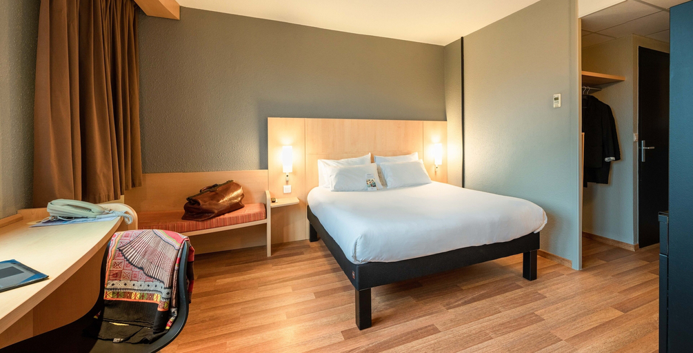 Bedroom 4, ibis Quimperle, Finistère
