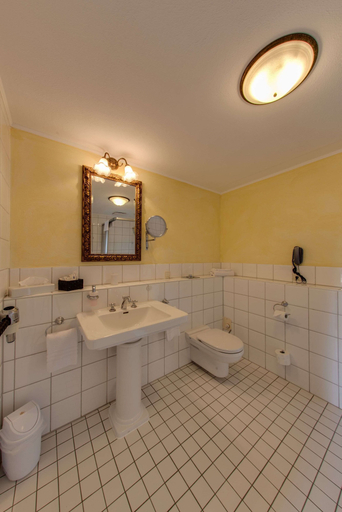 Bathroom 4, Hotel Landhaus Milser, Duisburg