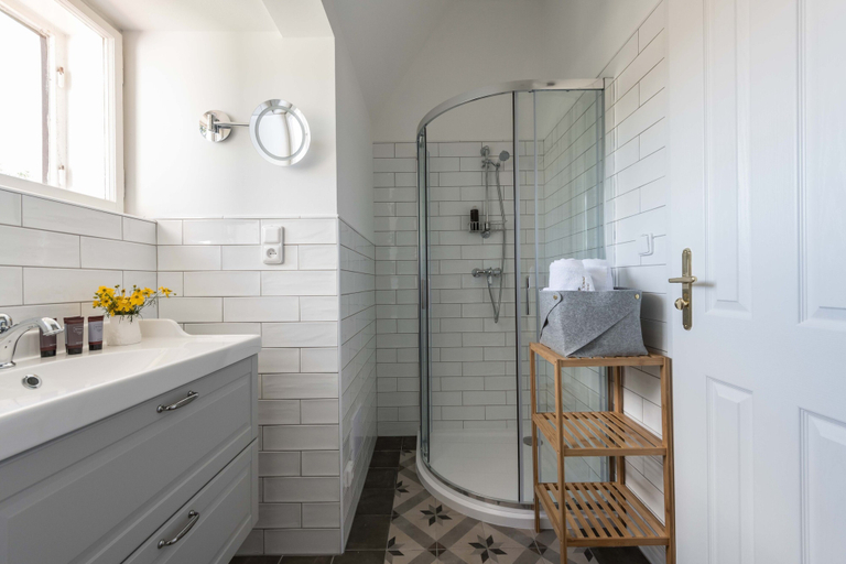 Bathroom 4, Na Kmíně, Mělník